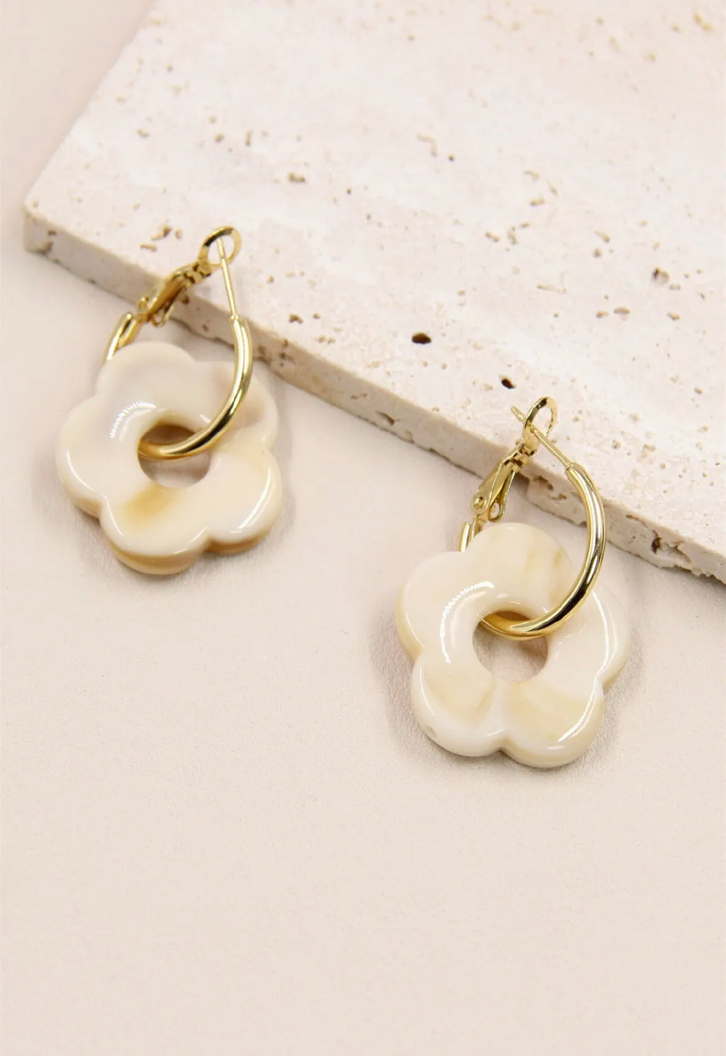 Boucles d'oreilles fleur en résine
