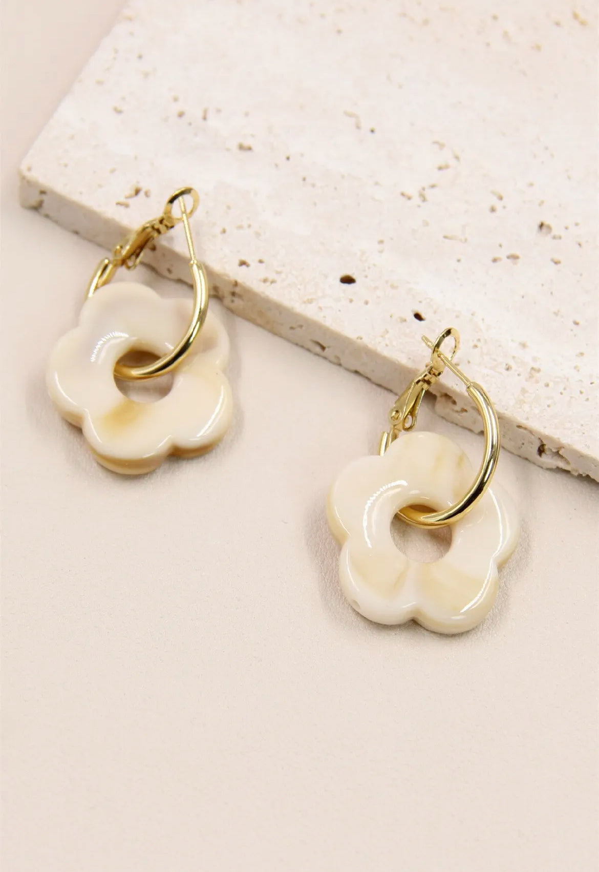 Boucles d'oreilles fleur en résine